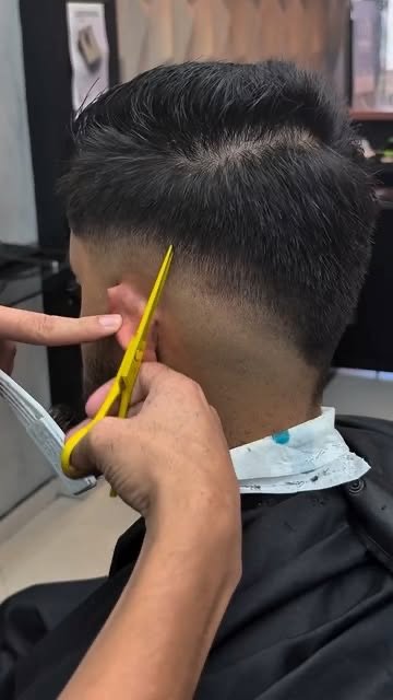 Acabamento na tesoura em corte com degradê na nuca